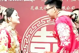 新人结婚现场，司仪在线挑逗新郎，兄弟团现场神助攻！视频封面