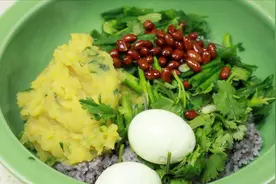 5块钱买10个白菜叶，做正宗东北饭包，一人一个捧着吃，吃撑了视频封面
