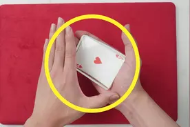 为什么牌在手上一摸就会变？其实这个魔术原理很简单视频封面