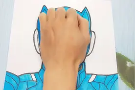 手掌放在一张A4纸手绘迷你特工队弗特，画法简单又帅气的手势图