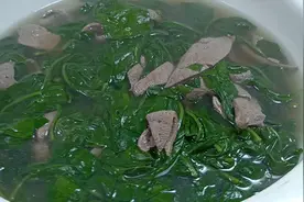 天气热了，做个枸杞叶猪肝汤，从小喝到大，美味好喝