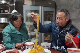 上海朋友寄来一个神奇瓜，里面的肉全是细丝，凉拌一盘开胃又爽口