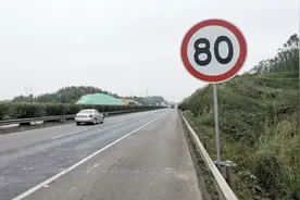 高速开车时速120，突然遇限速80，要紧急刹车吗？这才是正确做法视频封面