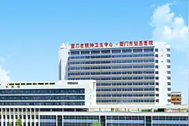 男医生猥亵女体检者被拘5日，受害人男友：已提请吊销其行医资格视频封面