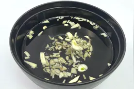 大蒜用水泡一泡，这4个用途厉害了，解决家庭主妇的烦恼，涨知识