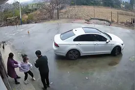 女子外出务工，女儿不舍大哭要妈妈，挣脱家人一路小跑追车看心碎