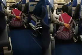 飞机遇强气流发生抖动，空姐蹲下避险，乘客一举动令网友直呼太暖视频封面