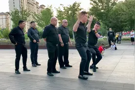 这真是一群不让媳妇省心的大叔，《小鸡小鸡》舞蹈，太搞笑了视频封面