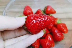 洗草莓，用盐还是用面？都不对，教你正确方法，农药脏东西都洗掉