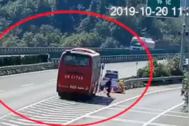监拍！杭瑞高速一客车随意停车，下一秒乘客淡定走出视频封面