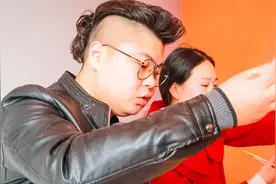 哺乳期的媳妇半个月没出门，带她吃小火锅，35元吃撑了视频封面