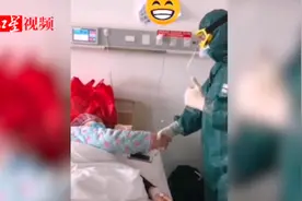 在武汉重症病房 华西医生和患者手拉手唱了一首《我和我的祖国》视频封面