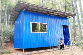 农村姐妹花5000大洋请人建造的铁皮房，准备开启山林生活视频封面