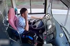 最可爱的人！郑州公交乘客遇军车，不约而同向人民子弟兵挥手致谢