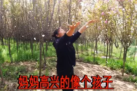 樱花树下给妈妈拍照，母子俩各种姿势摆拍，好久没这么开心了视频封面