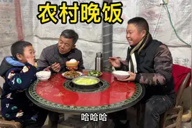 西娃子胆囊炎不能吃肉，给爸爸小西娃子做 爆炒牛蛙 自己吃大白菜