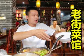 小伙在荆州吃本味鲜牛肉，1锅菜1桶饭，火锅汤拌饭香辣冒汗贼过瘾视频封面