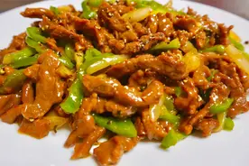 家常牛柳的做法，口感味道不输给饭店，用它盖个饭也能挺好吃