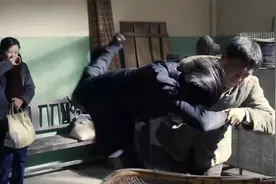 情满：傻柱不愧是练家子，副厂长欺负秦淮茹，上去就是一个过肩摔视频封面