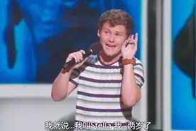 全美达人：美国男子全程结巴，却逗笑了全场，评委竟放下大话了视频封面
