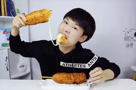 自制10倍巨大“芝士拉丝热狗棒”，蘸上番茄酱，一口下去超满足