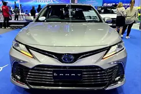 17万！2023款丰田凯美瑞来了！4.8米车身+2.5L引擎，外观不输5系视频封面