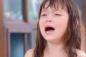 为了保护孩子，妈妈竟把儿子当女儿养，每天只能穿裙子视频封面