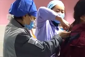 女护士除夕夜剪去长发支援武汉 网友：你们永远是最美的白衣天使视频封面