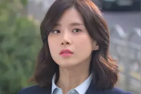 美女第一次穿高跟鞋去上班，却被路边的篮球溅了一身污水视频封面