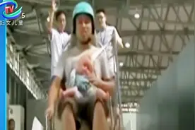 儿童坐车不系安全带有多危险，看了这个视频就知道，令人触目惊心视频封面