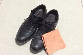 脏皮鞋别光用水擦！老婆都是这样做，几分钟就干净，比鞋油还好用视频封面