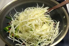 炒土豆丝，先放盐还是后放盐，很多人都错了，难怪粘锅还不脆视频封面