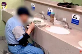香港清洁工老伯，居然在公厕里吃饭，看成到都觉得心酸视频封面