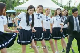 爆笑拍照场面：全校女生拍毕业照，老师走过一脸不忍直视视频封面