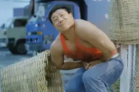 小混混外强中干，被姑娘踹了一脚疼得要命，脸上的表情能把人笑死视频封面