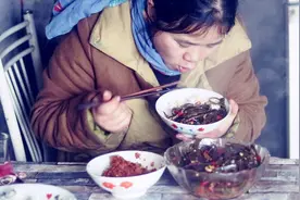 湘西苗姐无辣不欢，用酸辣椒炒海带，十分开胃爽口，又吃了两碗饭