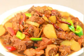 这才是正宗新疆沙湾大盘鸡做法，厨师长手把手教会你，鲜美吃过瘾视频封面
