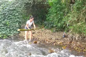 这女人身材真火辣绝对好生养，做活也是一般好手，典型勤快又漂亮视频封面