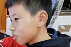 这次闹大了，兄弟俩闹矛盾互删对方手机游戏，家长在中间像夹心饼