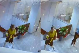 女子上班期间当场尬舞，不料被领导抓住发到工作群，秒变社死现场视频封面