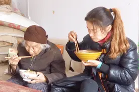 孙媳妇陪96岁奶奶吃顿饭，看看做的啥？奶奶：跟着孙媳妇享福了视频封面