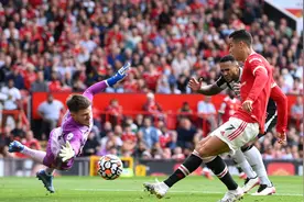 C罗回归曼联完美首秀！弗格森起立为他鼓掌，中场读秒补射破门视频封面