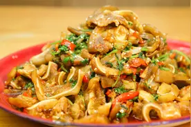 猪耳朵买回来只用清水煮，做成脆猪耳，美食只需要简单烹饪