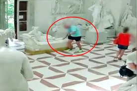 外国男子摆拍弄坏知名雕像 弯腰捡起碎片看看 想装没事人一样离开视频封面