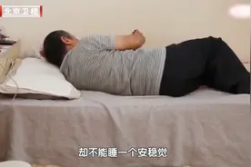 156平米的住宅，老人却无处安睡，只能在楼梯下和沙发上将就着视频封面
