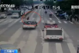 江西赣州 辅警下车背老人过马路 暖心举动获网友点赞视频封面