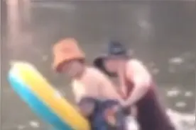 辽宁两女子穿泳衣在溪流中互搓澡，周围的人淡定烧烤野餐！