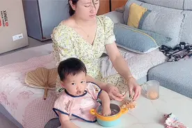 1岁宝宝穿鞋上床，妈妈狠狠打了她4巴掌，没想到她竟然毫无反应！视频封面