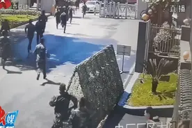 成都：营区门口突发车祸，武警官兵齐喊号子将人救出视频封面