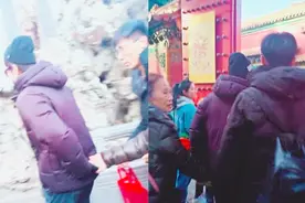 邓超带父母游故宫，全程牵妈妈的手不松开，超哥和爸爸五官像极了视频封面